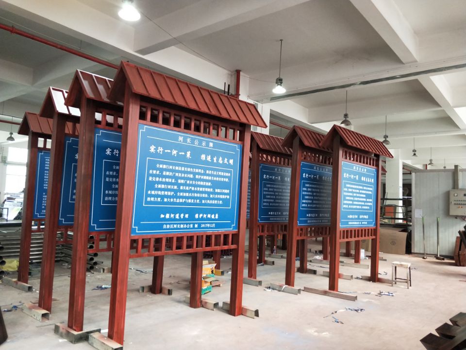 不銹鋼宣傳欄圖案美觀，色彩飽滿——【巨匠標識，標識制作廠家】