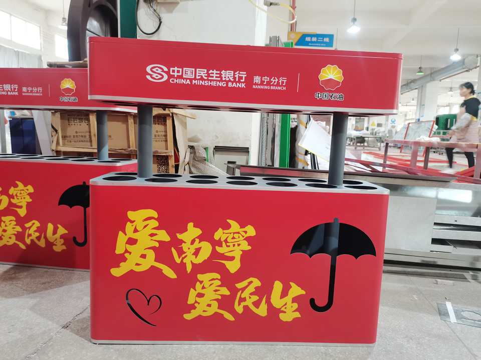  這樣的不銹鋼雨傘放置架大家都見(jiàn)過(guò)嗎?--【巨匠標(biāo)識(shí)，標(biāo)識(shí)制作廠家】